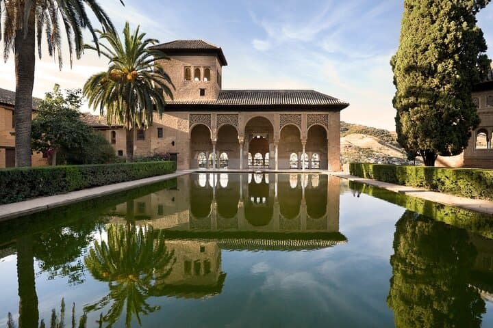 Private Walking Tour of Granada Alhambra Palaces & Gardens