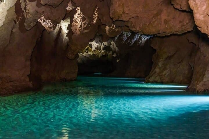 Visit to the Sant Josep Caves