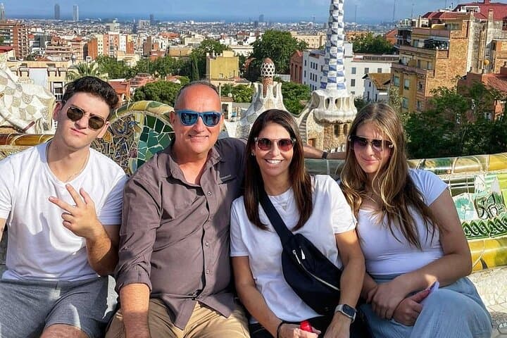 Private Park Güell guided tour with family on the mosaic bench Barcelona
