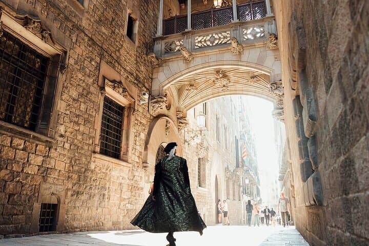 Self-Guided Tour with Augmented Reality of the Gothic Quarter