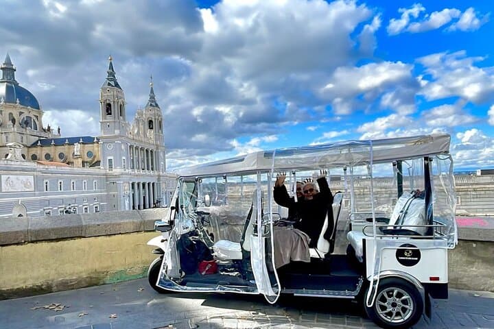 "Une expérience incroyable! Découvrir Madrid in tuk-tuk était la meilleure décision. Notre guide était chaleureux, drôle et passionné par l’histoire de la ville. Nous avons vu des endroits magnifique