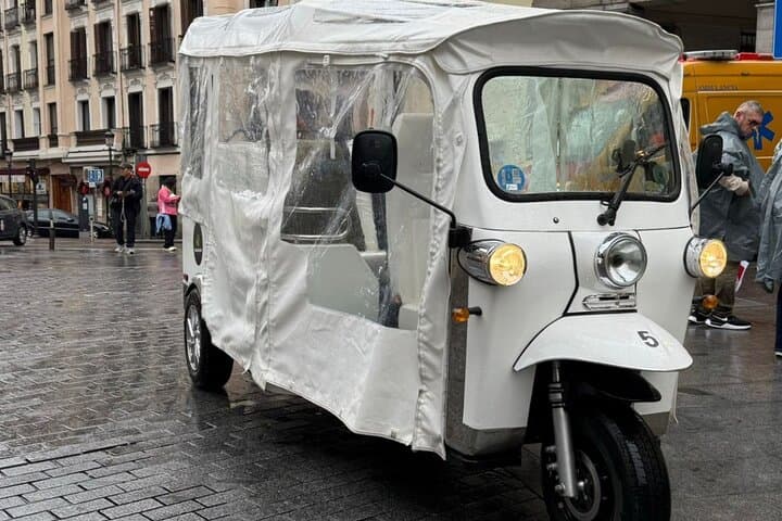 Discover Madrid in a Fun & Eco-Friendly Tuk-Tuk – Private Tour