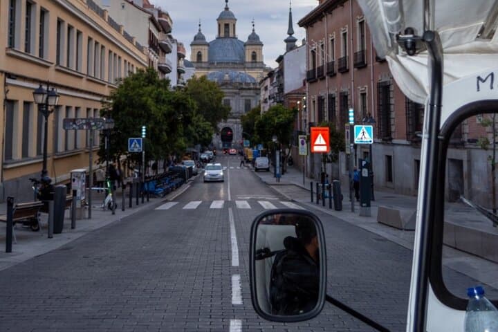 Discover Madrid in a Fun & Eco-Friendly Tuk-Tuk – Private Tour