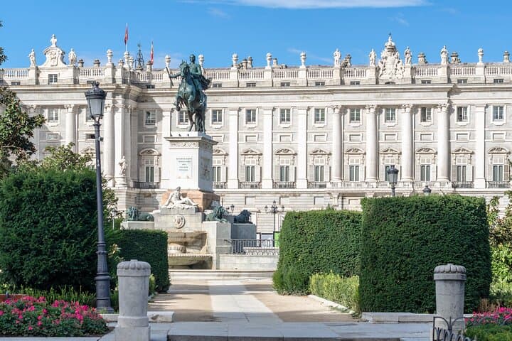Royal Palace Madrid and Gardens: Private tour with entrance fee included