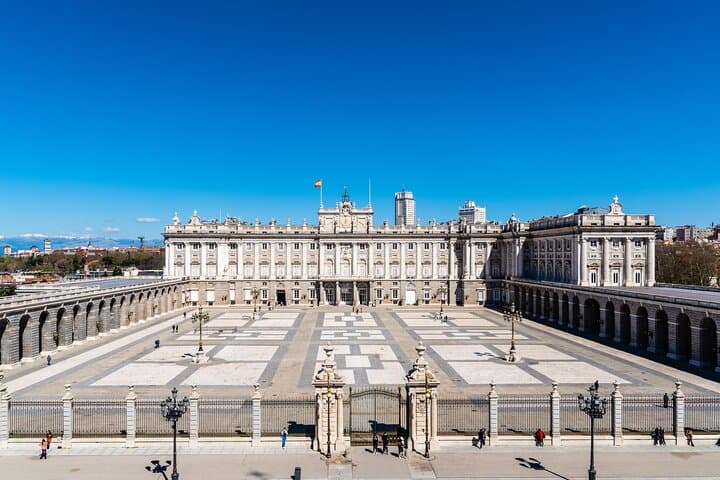 Royal Palace Madrid and Gardens: Private tour with entrance fee included