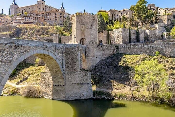Tour por Segóvia e Toledo com Alcázar + ebook