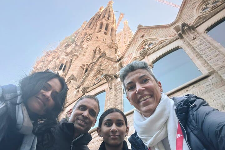 Sagrada Familia Tour with Guide – Private & Small-Group
