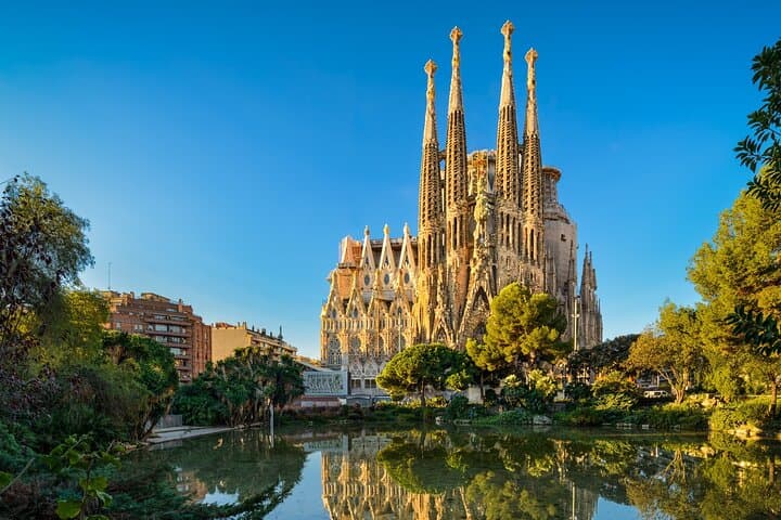 Barcelona Sagrada Familia Guided Tour with skip the line ticket