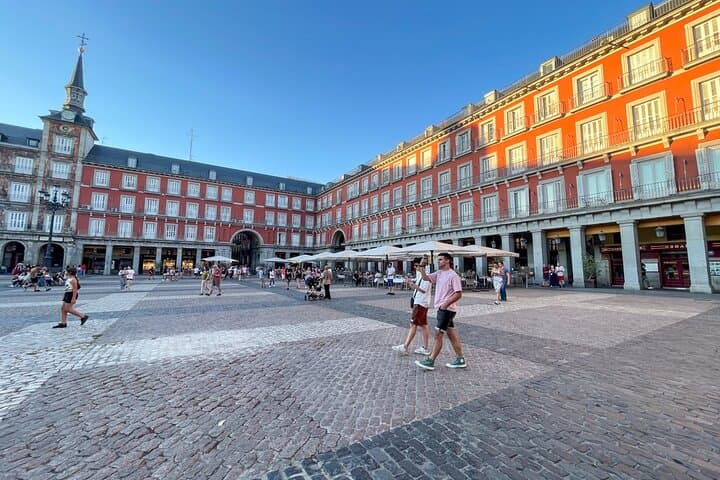Madrid: La Latina Walking Tour with Drink and Traditional Tapas