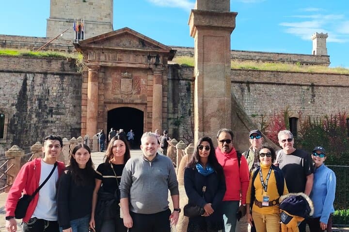 Barcelona: Old Town, Montjuic Castle, Cable Car Small Group Tour
