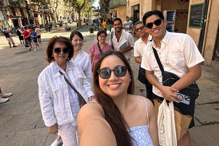 Barcelona Art and Tapas Small Group Walking Tour with Picasso Museum