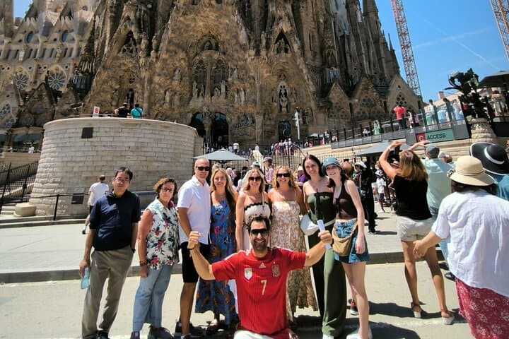 Private Barcelona and Park Güell Tour with hotel Pick-up