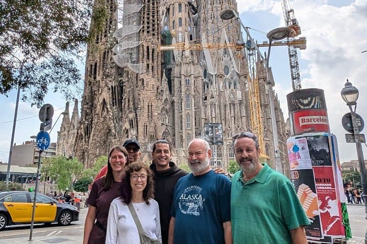 Private Barcelona and Park Güell Tour with hotel Pick-up