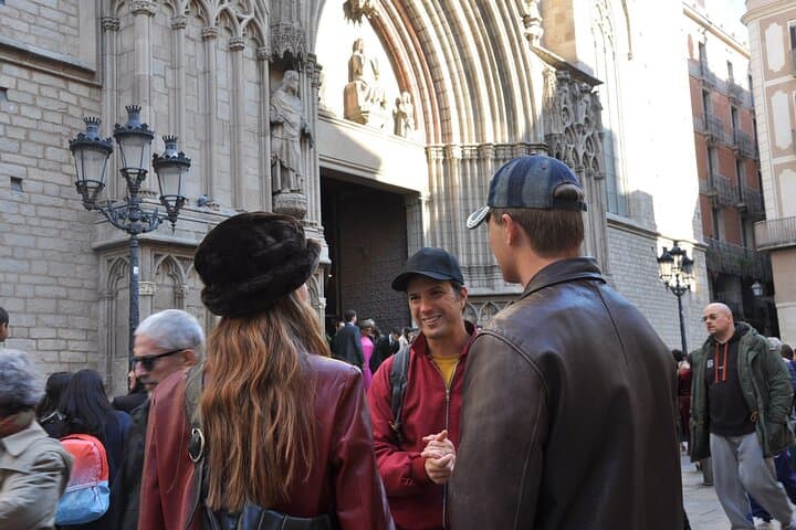 Barcelona: Premium Wine Tasting & Private Walking Tour