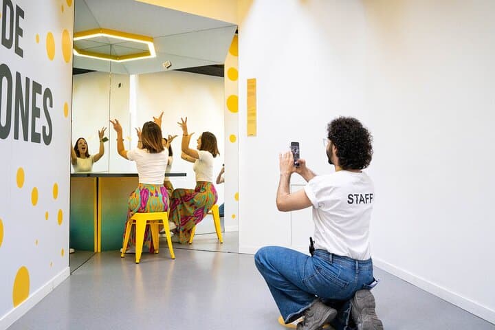 Clone Table - Museum of Illusions Madrid