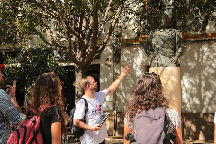 We tour some corners of downtown
alternative of Seville