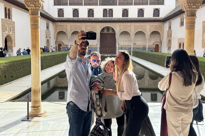 Madrid: Private Tour Discover Granada and La Alhambra
