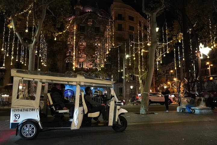 Barcelona Christmas Lights Tour in Eco Tuk Tuk Private