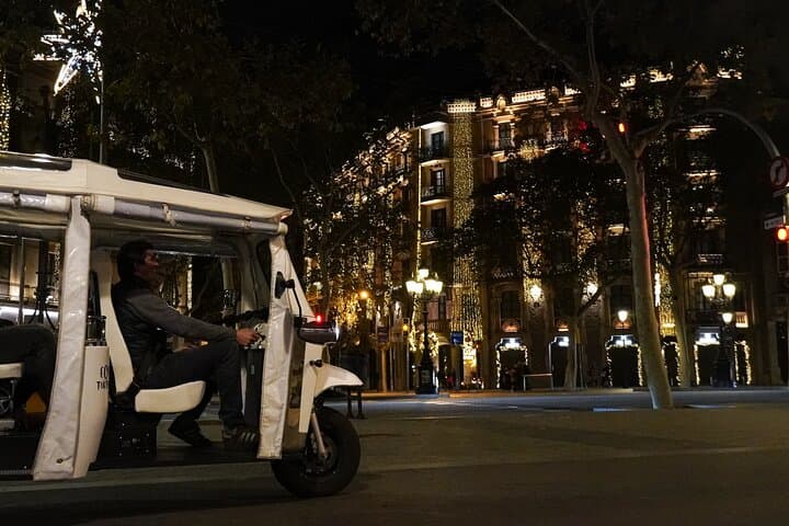 Barcelona Christmas Lights Tour in Eco Tuk Tuk Private