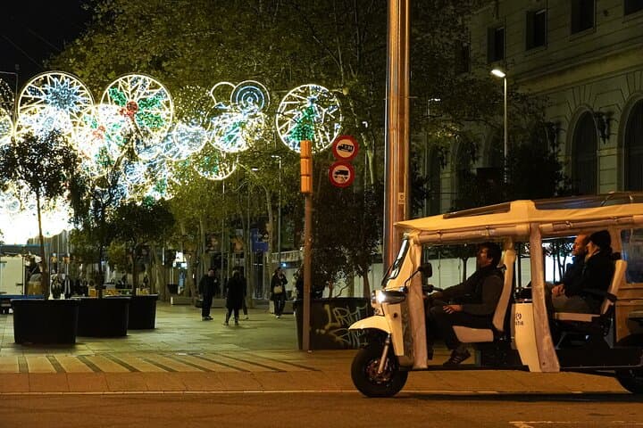 Barcelona Christmas Lights Tour in Eco Tuk Tuk Private