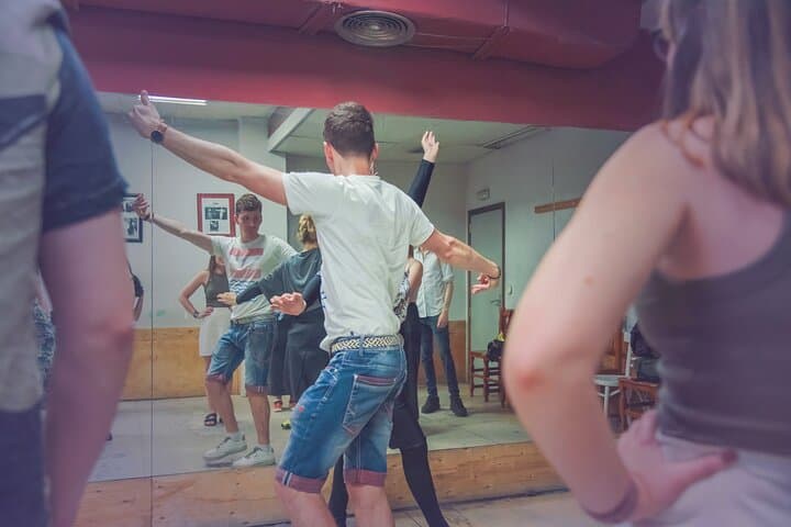 Sevilla: 1-Hour Flamenco Class Experience
