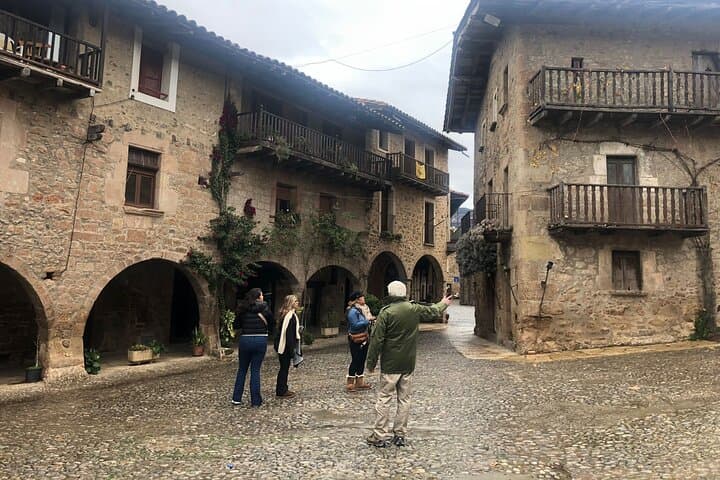 Guided tour with tourists in Besalú medieval town