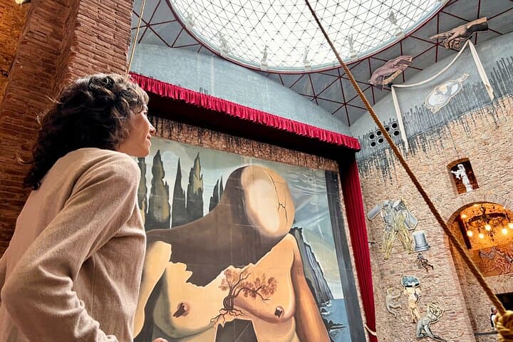 Interior of the museum and view of the main stage