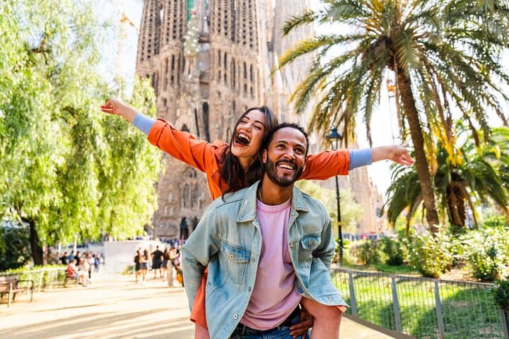 Fast Track Sagrada Familia Guided Tour with Tower Access