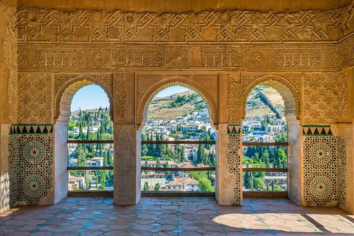 Granada Historic Discovery Private Tour: Alhambra to Albaicín