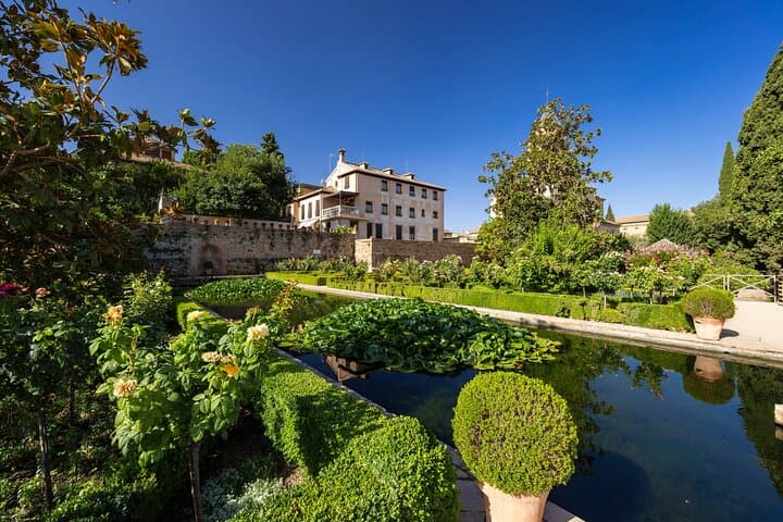 Granada Historic Discovery Private Tour: Alhambra to Albaicín