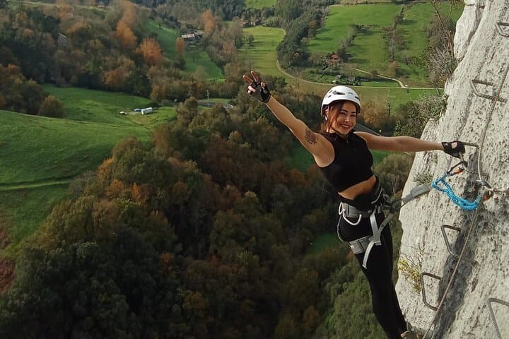 More vertical section of the Ferrata del Cálice track in Ramales de la Victoria