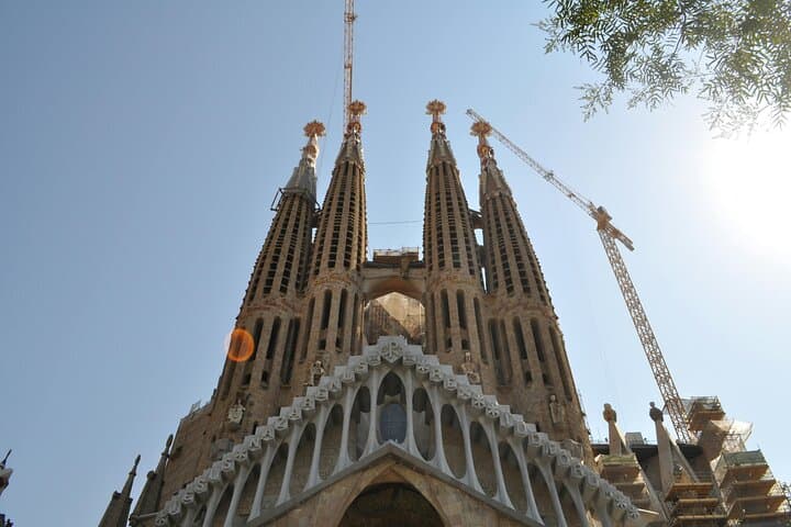 Iconic Elegance at Sagrada Familia Photoshoot