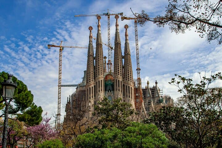 Iconic Elegance at Sagrada Familia Photoshoot