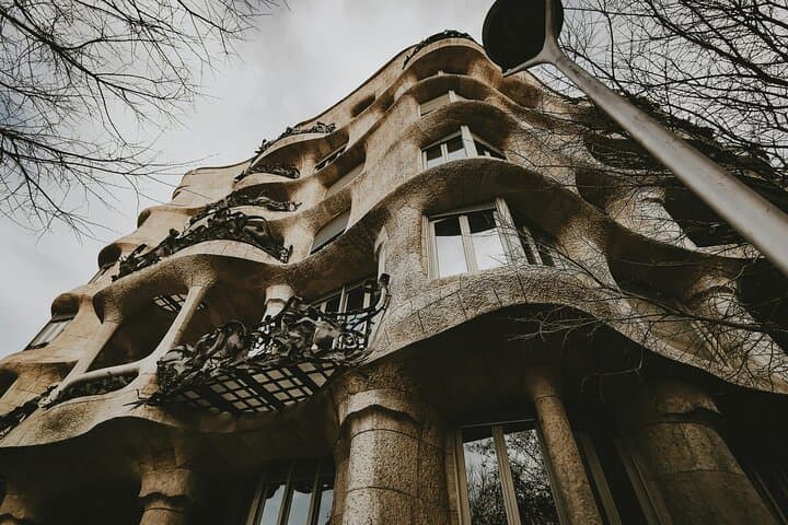 Iconic Elegance at Casa Batlló Photoshoot