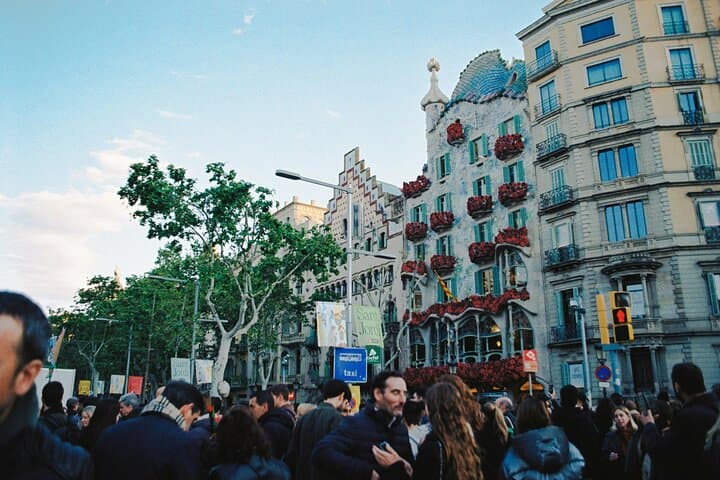 Iconic Elegance at Casa Batlló Photoshoot