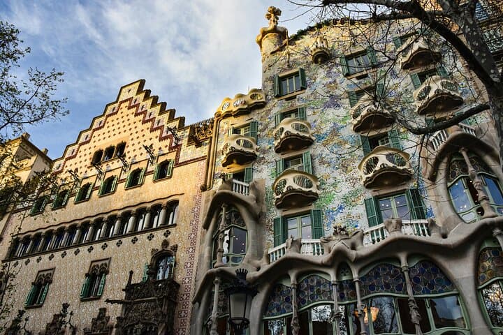 Side by side on Passeig de Gràcia, Casa Amatller and Casa Batlló show two visions of Catalan Modernism: bourgeois Gothic revival and Gaudí’s fluid, nature-inspired rebellion.