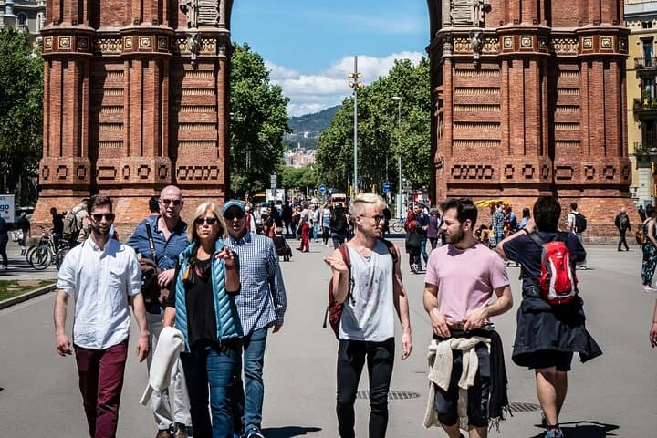 Timeless Elegance Photoshoot at Arc de Triomf