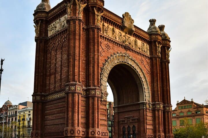 Timeless Elegance Photoshoot at Arc de Triomf