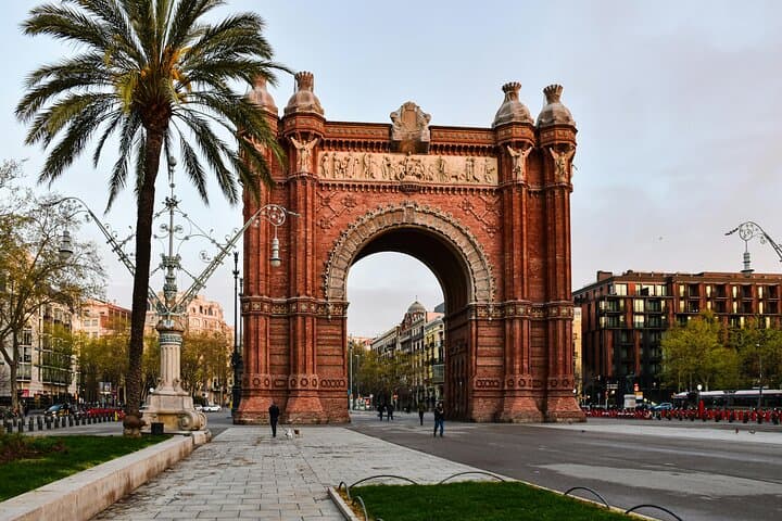 Timeless Elegance Photoshoot at Arc de Triomf