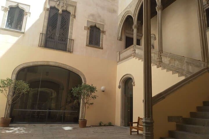 That´s the inside of another house tjhat I will show you from XIV century