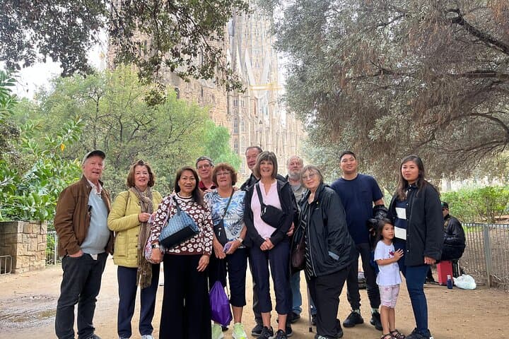 Best of Barcelona: Sagrada Familia & Park Guell Tour with Pick-up