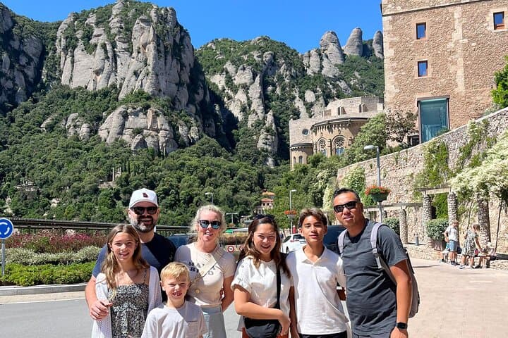 Sagrada Familia & Montserrat Private Tour with Hotel pick-up