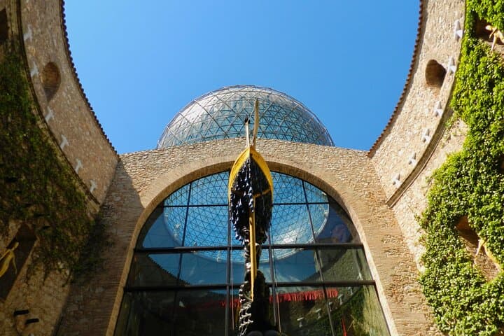 Salvador Dalí Museum, House & Cadaqués Ultimate Semi-Private Tour