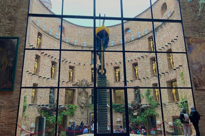 Salvador Dalí Museum, House & Cadaqués Ultimate Semi-Private Tour