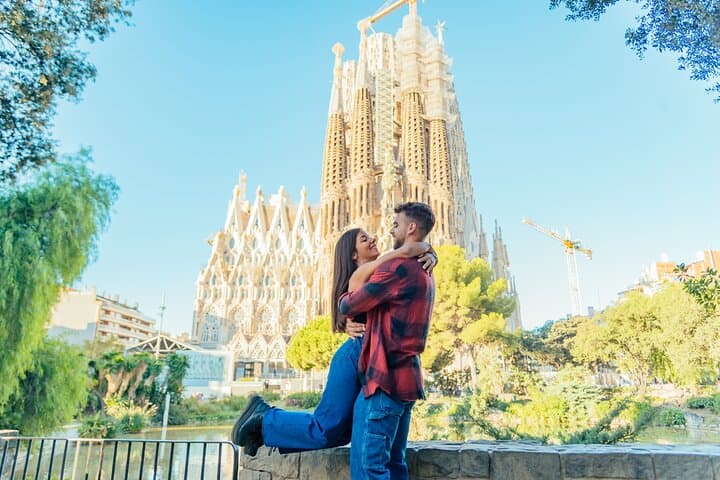 Barcelona : Private Photoshoot Outside Sagrada Familia