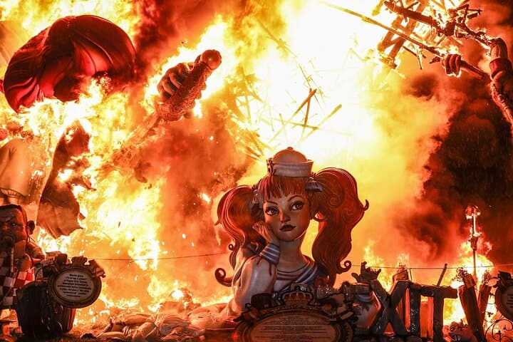 Inmerse yourself in the magic of Fallas Festival in Valencia