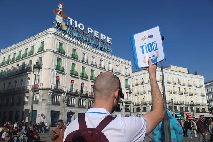 Tío Tours guide leading a group through the Puerta del Sol.