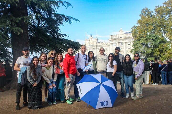Tío Tours group in front of the Royal Palace.