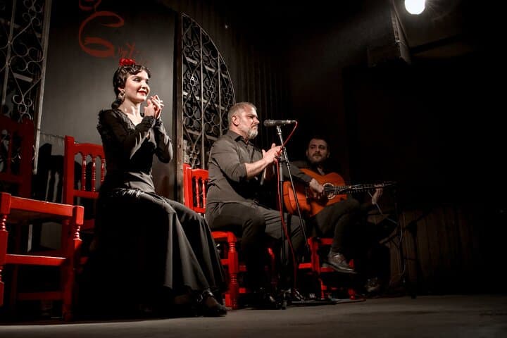 Madrid: Local Flamenco Show with Tapas at El Cortijo