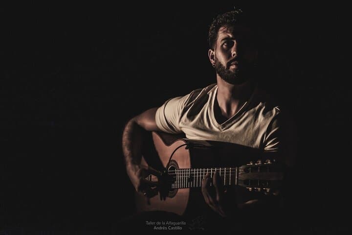 Alejandro González is a versatile and vital musician. Its guitarist touch combines flamenco with the Spanish classic perfectly.